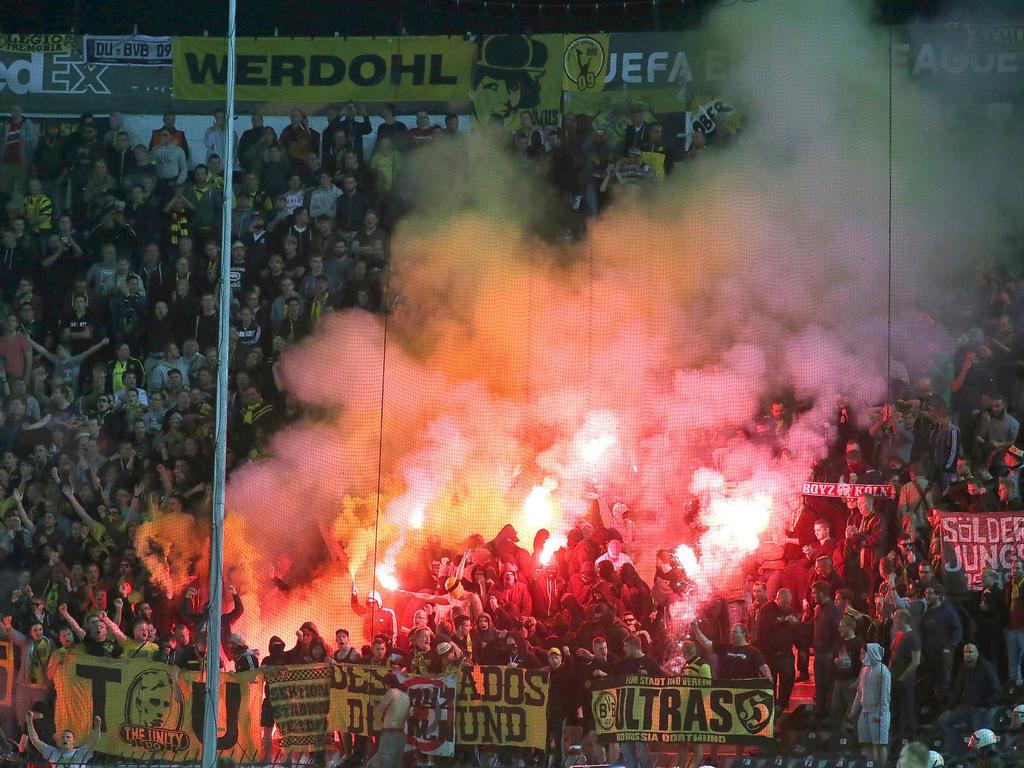 Fans von Borussia Dortmund brennen in Saloniki massenweise Pyrotechnik ab