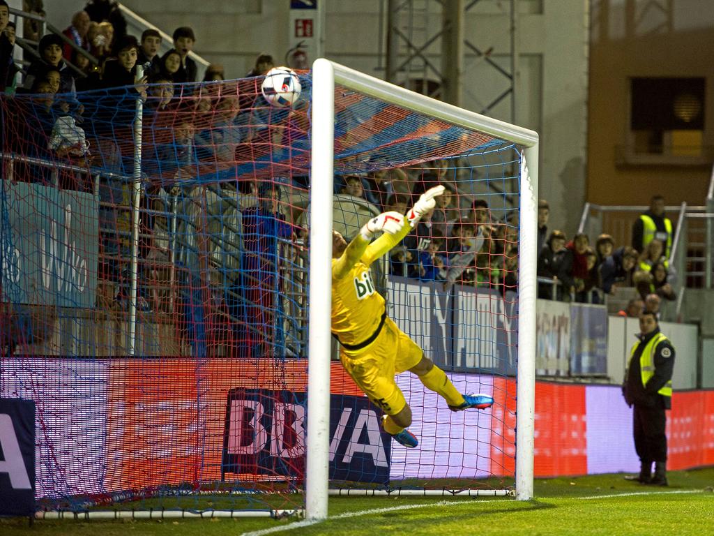 Domínguez recibe el gol de Borja Bastón en la Copa del Rey en Ipurua. (Foto: Imago)