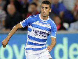 Youness Mokhtar is op zoek naar een afspeelmogelijkheid tijdens de wedstrijd PEC Zwolle - SC Cambuur. (24-08-2013)