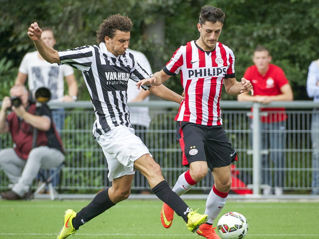 Aleksandar Boljević (r.) duelleert met Mehmet Dingil (l.) tijdens Jong PSV Eindhoven - Achilles'29. (9-8-2014)