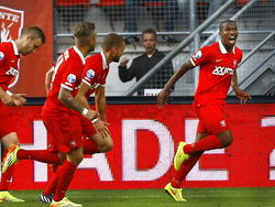 Kamohelo Mokotjo (r.) schreeuwt het uit als hij, met zijn eerste doelpunt voor FC Twente, zijn ploeg ploeg vlak voor rust op voorsprong zet tegen ADO Den Haag. (16-08-2014)