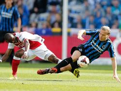 Eyong Enoh (l.) begaat tijdens het competitieduel Club Brugge - Standard Luik een overtreding op Ruud Vormer (r.). (05-10-2014)