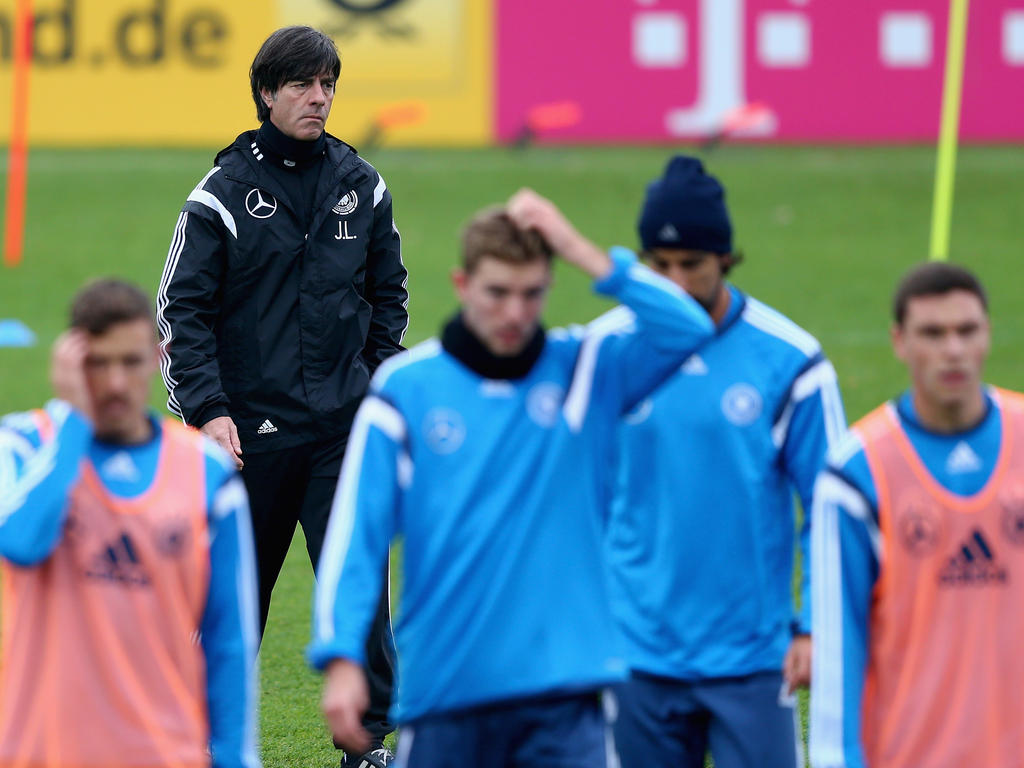 Joachim Löw beobachtet das Training der deutschen Nationalmannschaft mit kritischem Blick