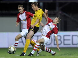Met een sliding probeert Sander Rozema (r.) de bal af te pakken van Johan Plat (m.) tijdens FC Emmen - Roda JC. (07-11-2014)