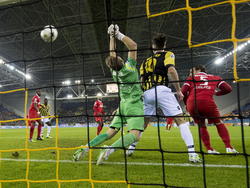 Nick Marsman (groen) tast volledig mis bij een corner van Vitesse, waardoor de ploeg uit Arnhem tot scoren komt. (07-12-2014)