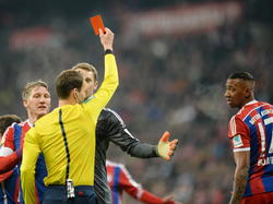 Bayern-spelers Bastian Schweinsteiger (l.), Manuel Neuer (2.v.r.) en Jérôme Boateng (r.) protesteren tegen de vroege rode kaart voor Boateng(r.) . (3.2.2015
