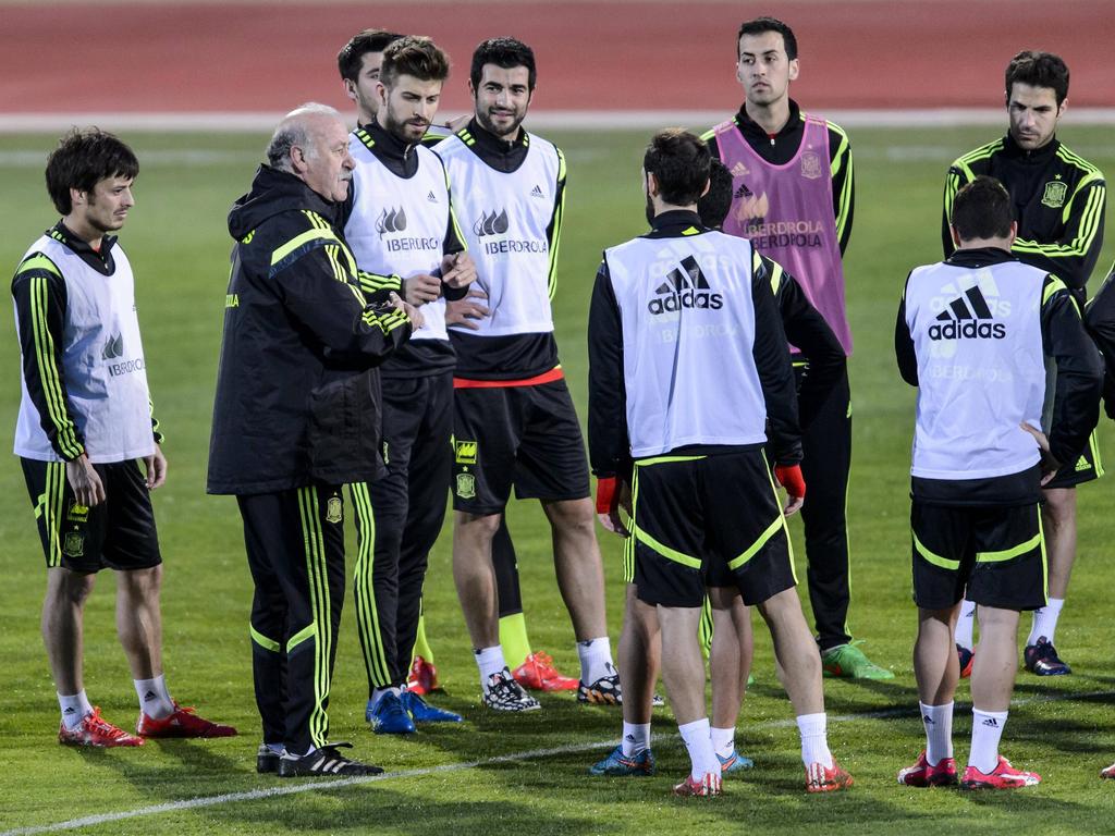 Del Bosque conversa con sus jugadores en la sesión de entrenamiento del martes. (Foto: Imago)