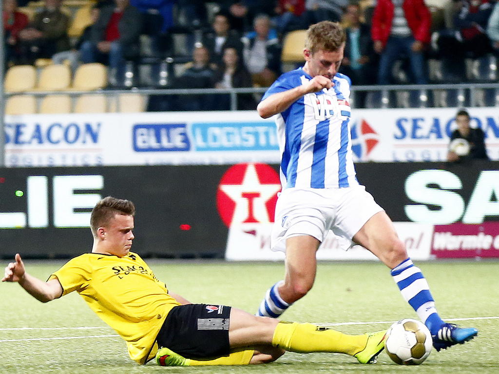 VVV-Venlo-speler Vito van Crooy glijdt naar de bal toe, terwijl FC Eindhoven-speler Jens van Son de bal in bezit probeert te houden (10-04-2015).