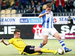 VVV-Venlo-speler Vito van Crooy glijdt naar de bal toe, terwijl FC Eindhoven-speler Jens van Son de bal in bezit probeert te houden (10-04-2015). 