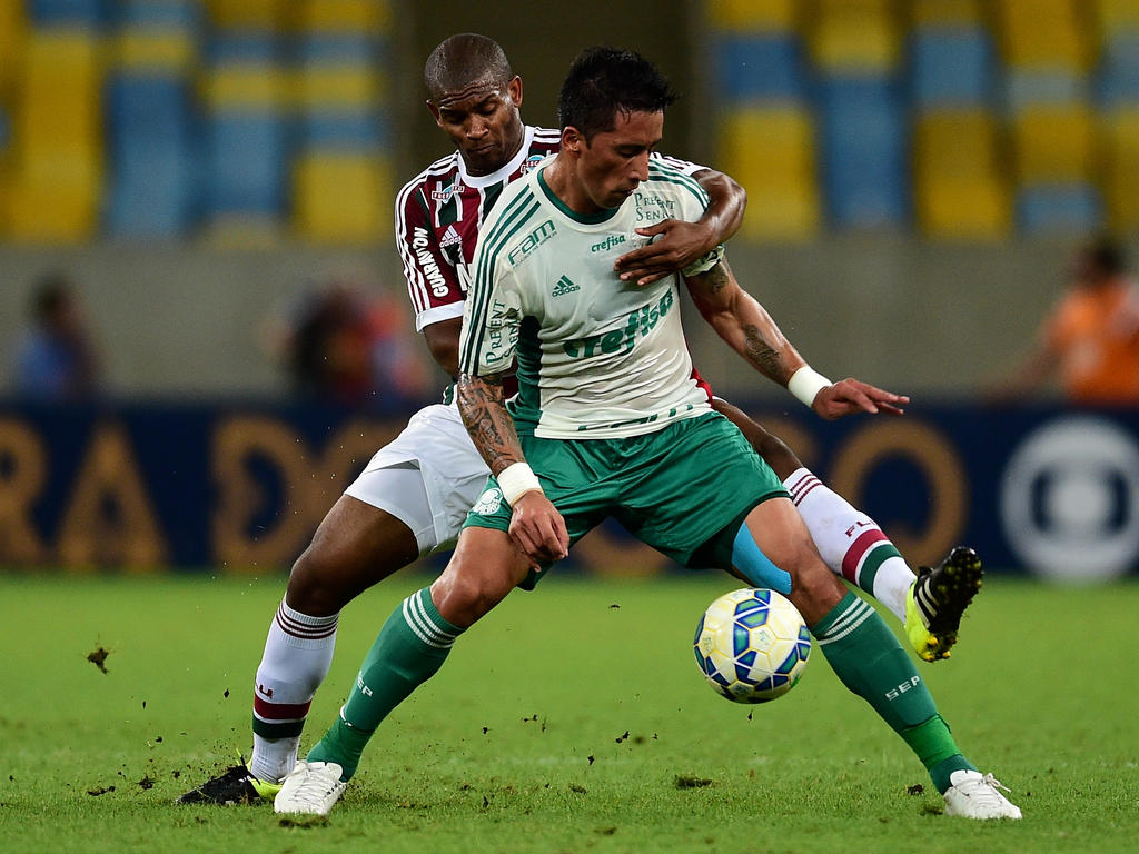 Lucas Barrios (delante) fue el hombre del partido en casa del Fluminense. (Foto: Getty)
