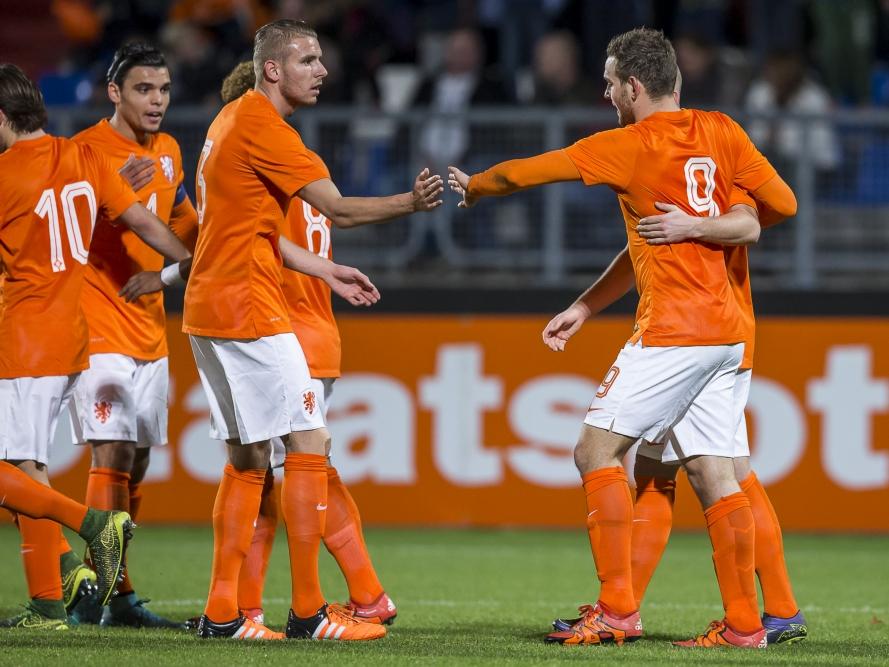 Doelpuntenmaker Vincent Janssen (r.) wordt gefeliciteerd met zijn doelpunt tegen Jong Wit-Rusland. Voor Janssen is het alweer zijn vierde goal in vier kwalificatiewedstrijden. (12-11-2015)