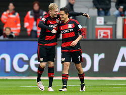 Julian Brandt (l.) hat einen Lauf