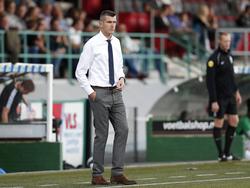 NAC Breda-trainer Marinus Dijkhuizen staat langs de lijn tijdens het competitieduel FC Dordrecht - NAC (22-08-2016).