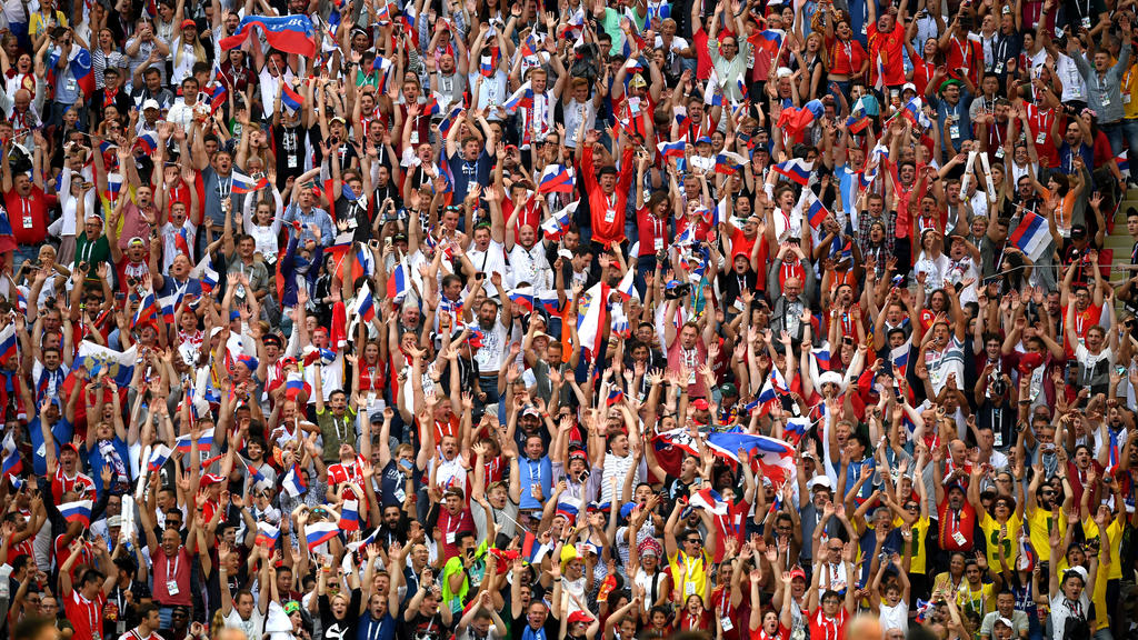 Laola in Moskau: Die Fans sehen ein spannendes Achtelfinale
