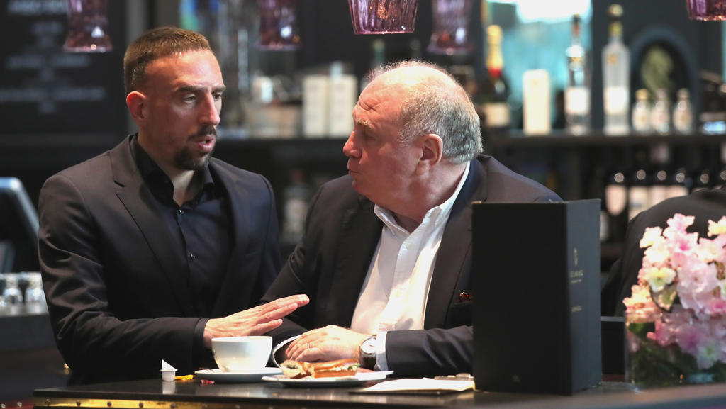 Franck Ribéry (l.) und Uli Hoeneß im Gespräch