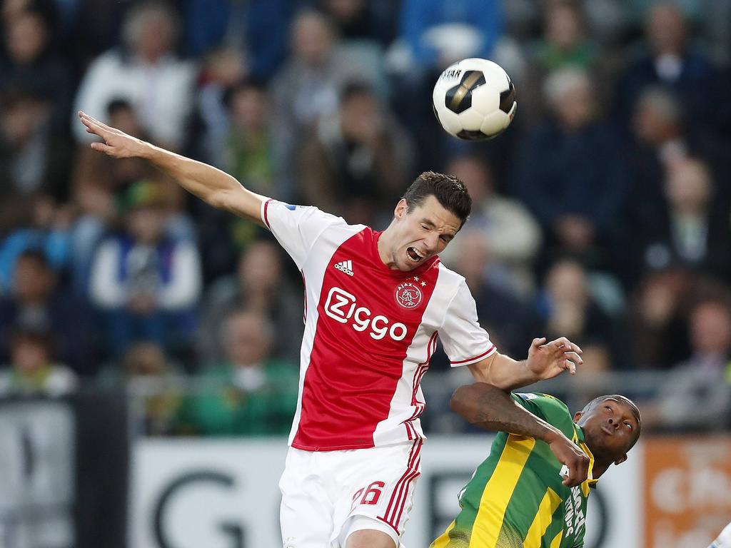 Ajax-verdediger Nick Viergever (l.) wint overduidelijk een kopduel van Gervane Kastaneer (r.) van ADO Den Haag. (16-10-2016) Ajax-verdediger Nick Viergever (l.) wint overduidelijk een kopduel van Gervane Kastaneer (r.) van ADO Den Haag. (16-10-2016)