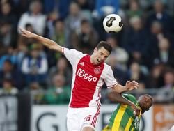Ajax-verdediger Nick Viergever (l.) wint overduidelijk een kopduel van Gervane Kastaneer (r.) van ADO Den Haag. (16-10-2016)