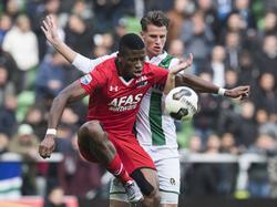Hans Hateboer (r.) heeft tijdens FC Groningen - AZ moeite met Fred Friday (l.), die zijn lichaam goed gebruikt tijdens zijn aanname. (23-10-2016)