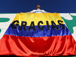Un seguidor del Chapecoense da las gracias a los 'rivales' colombianos. (Foto: Getty)