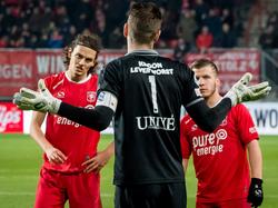 Erwin Mulder (m.) gaat in discussie met Enes Ünal (l.) en Dylan Seys (r.). De doelman van sc Heerenveen vindt het onterecht dat hij een penalty tegen krijgt. (18-02-2017)