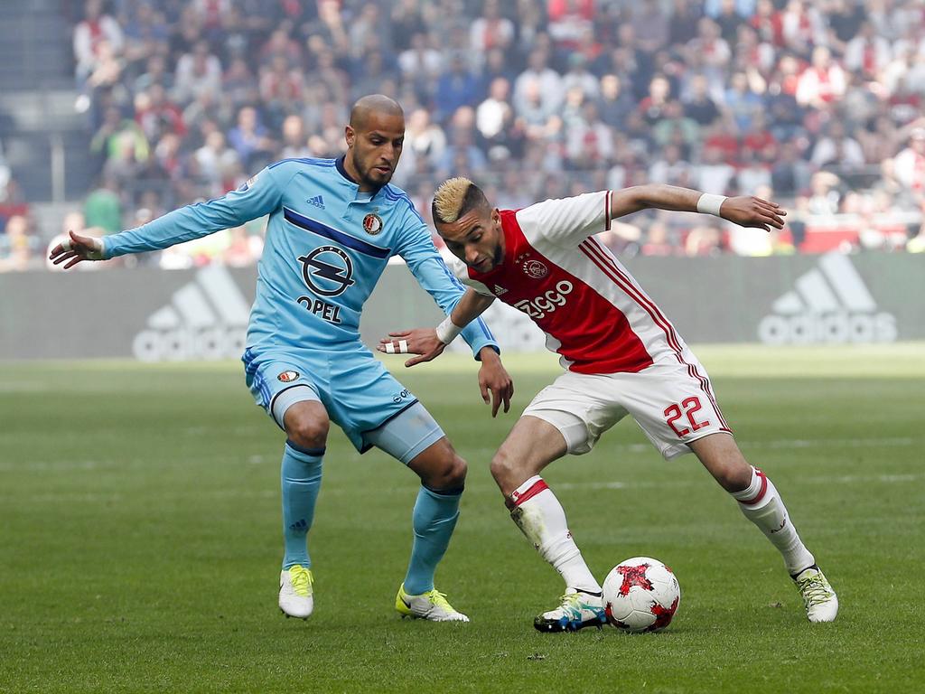 Karim El Ahmadi (l.) vecht een duel uit met Hakim Ziyech (r.) tijdens het competitieduel Ajax - Feyenoord (02-04-2017).
