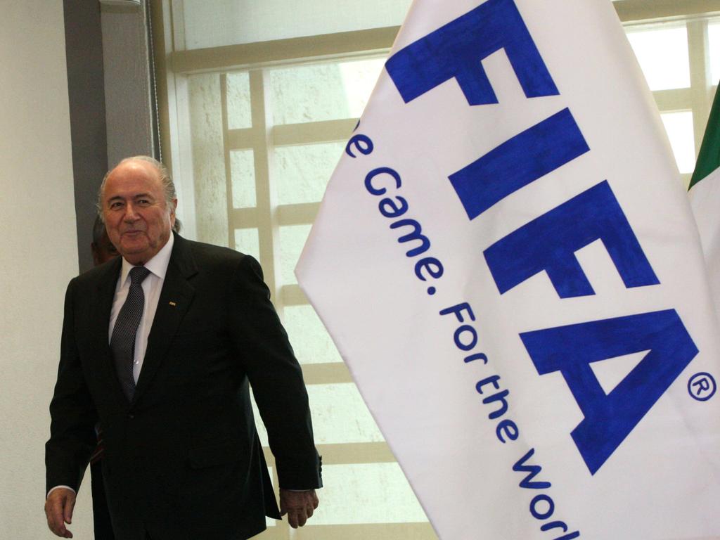 2015 Joseph Blatter tritt nur wenige Tage nach seiner Wiederwahl aufgrund von immer lauter werdenden Korruptionsvorwürfen als FIFA-Präsident zurück.