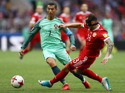 Cristiano Ronaldo salva una entrada contra Rusia. (Foto: Getty)