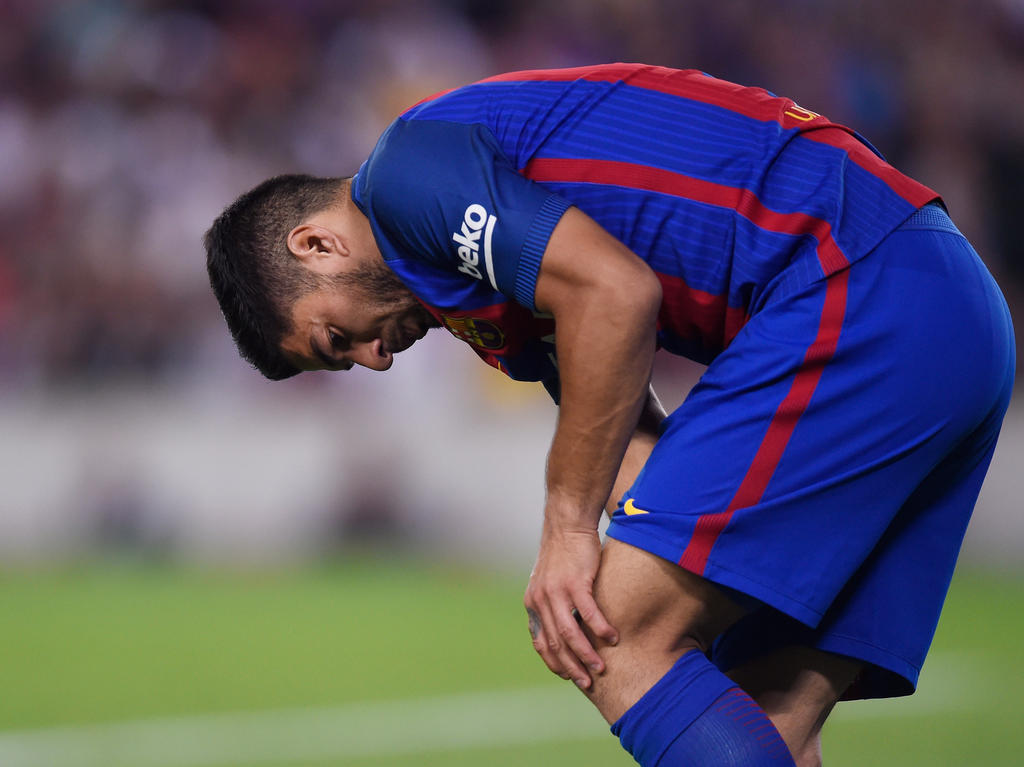 Luis Suárez se vuelve a resentir de la rodilla justo antes de iniciar La Liga. (Foto: Getty)