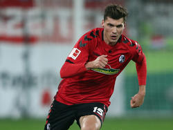 Pascal Stenzel setzte sich mit dem SC Freiburg gegen den 1. FC Kaiserslautern durch