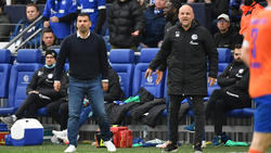Rouven Schröder (r.) nahm Schalke-Coach Dimitrios Grammozis in Schutz