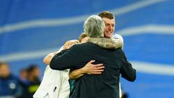 Toni Kroos half seinem Trainer Carlo Ancelotti