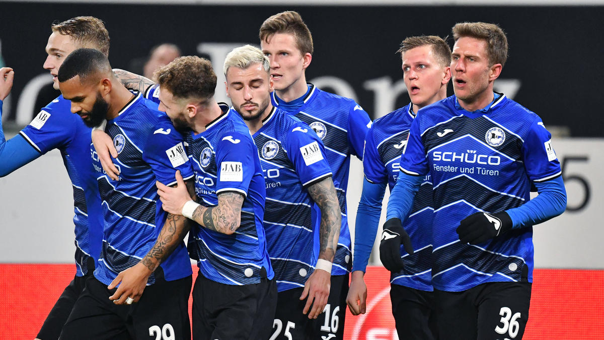Bielefeld-Fans feiern vor dem Stadion den Sieg und damit den nahezu feststehenden Aufstieg