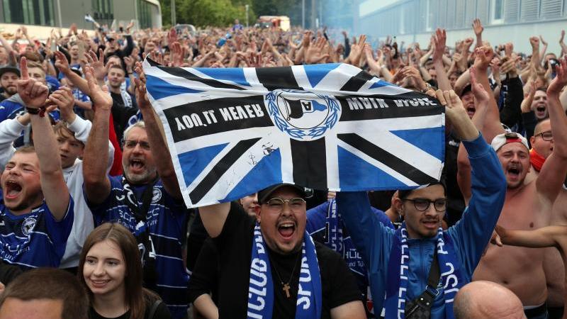 Bis zu 3000 Fans feierten vor der SchücoArena den Bundesliga-Aufstieg von Arminia Bielefeld Bis zu 3000 Fans feierten vor der SchücoArena den Bundesliga-Aufstieg von Arminia Bielefeld
