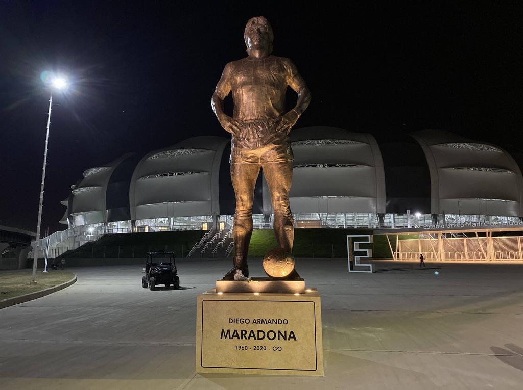 Estatua en recuerdo de Diego Maradona en Argentina.