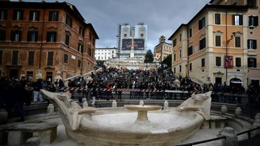2015 hatten Rotterdamer am Barcaccia-Brunnen randaliert