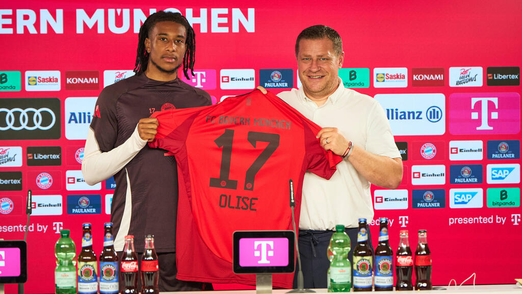 Olise (l.) und Eberl (r.) bei der offiziellen Vorstellung in München