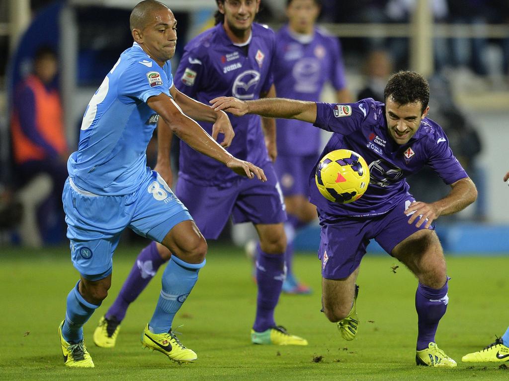 Giuseppe Rossi (r.) versucht sich gegen Gökhan Inler auf den Beinen zu halten