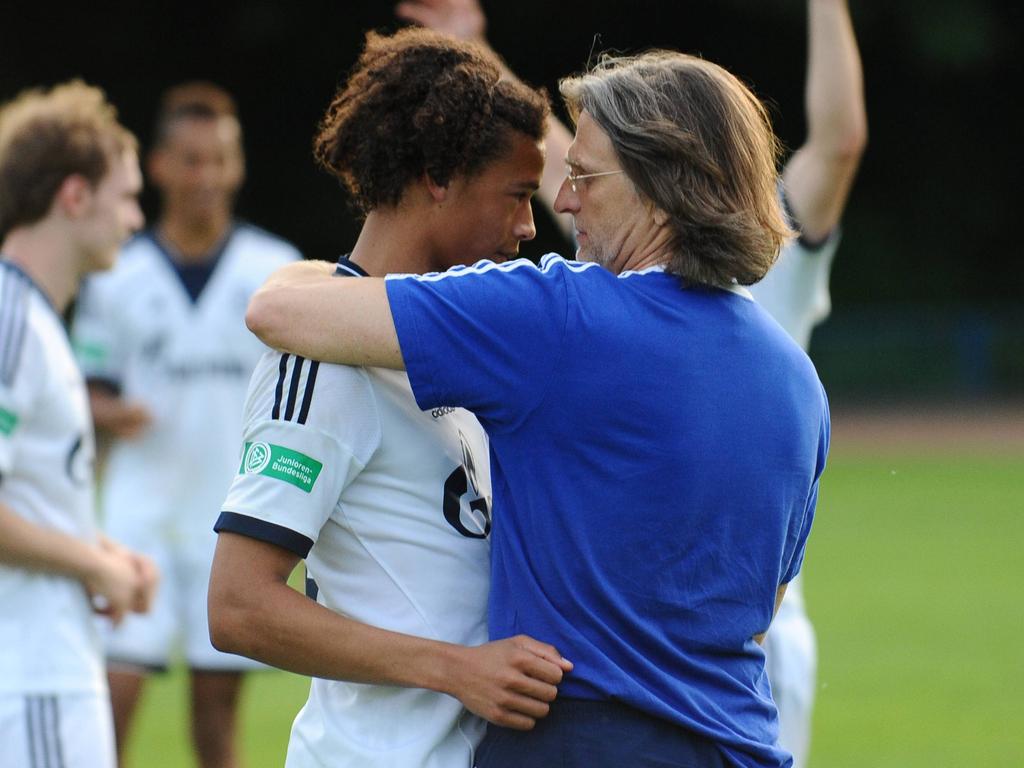 Norbert Elgert (r.) mit seinem Ex-Schützling Leroy Sané Norbert Elgert (r.) mit seinem Ex-Schützling Leroy Sané