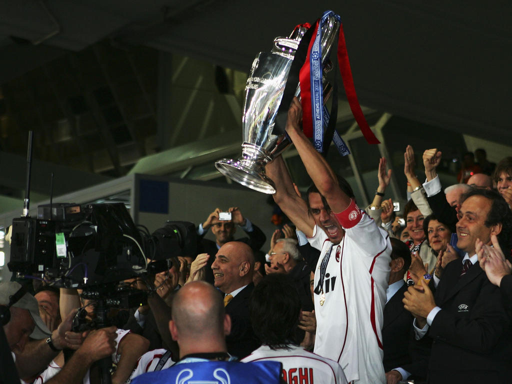 Paolo Maldini triumphiert im Mai 2007 mit dem Champions-League-Pokal Paolo Maldini triumphiert im Mai 2007 mit dem Champions-League-Pokal