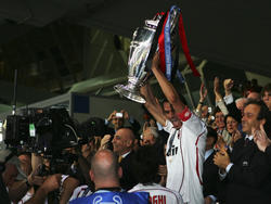 Paolo Maldini triumphiert im Mai 2007 mit dem Champions-League-Pokal