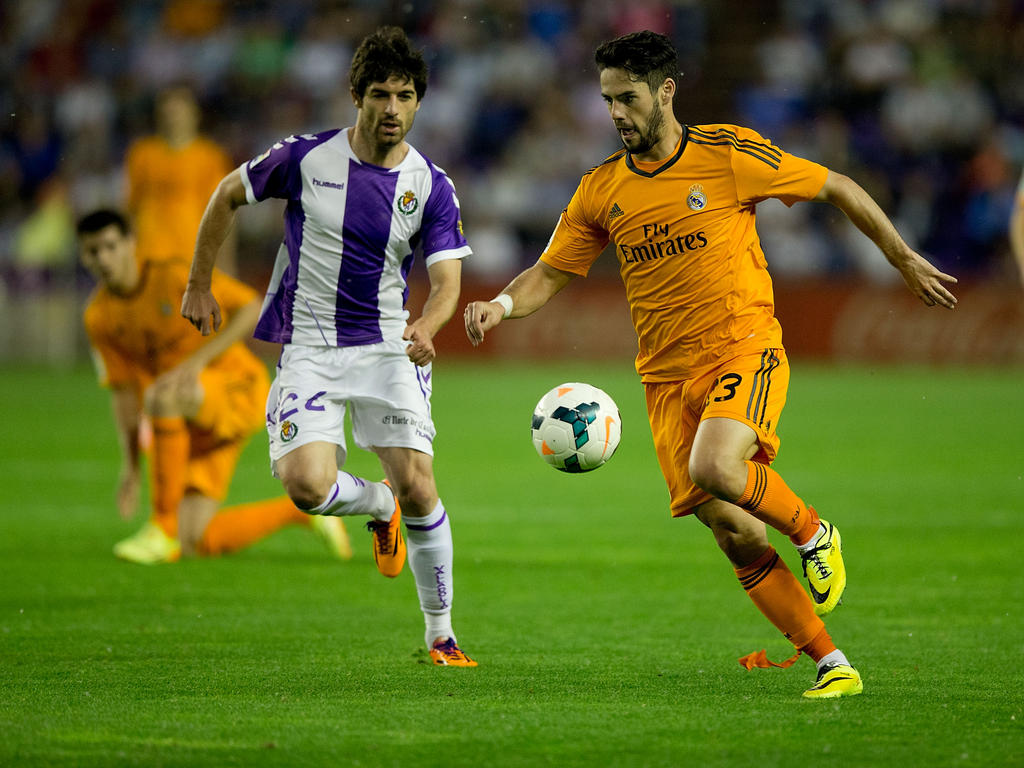 Isco (r.) von Real Madrid im Laufduell mit Valladolids Victor Perez