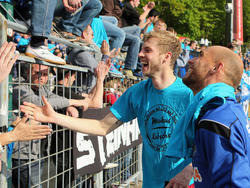 Thomas Bertels (M.) feiert gemeinsam mit den Fans den Aufstieg des SC Paderborn
