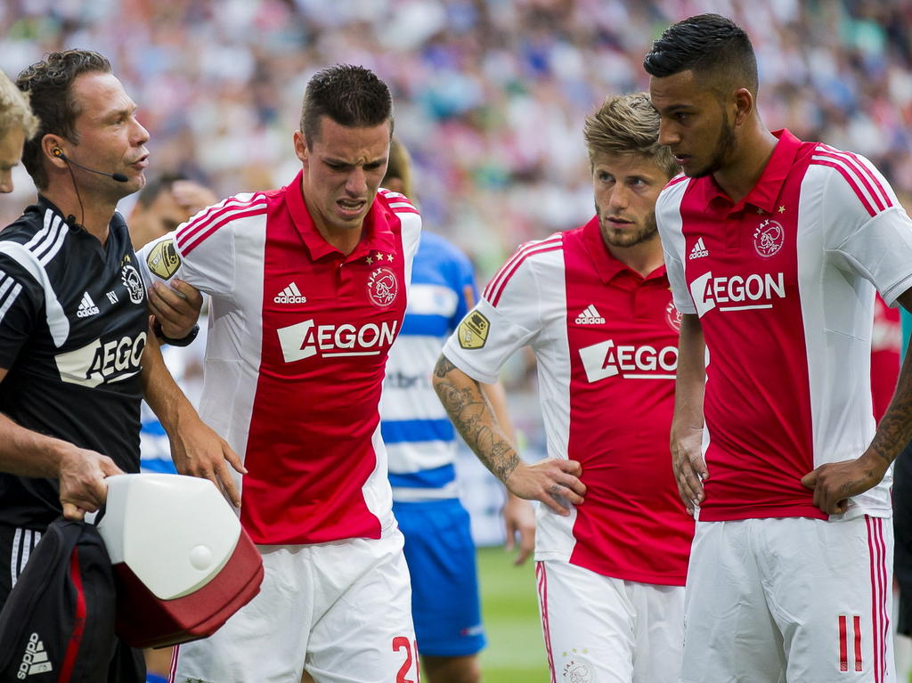 Nick Viergever moet zich tijdens PEC Zwolle - Ajax al in de eerste helft laten vervangen. (03-08-2014)