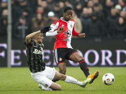 Hakim Ziyech (l.) heeft geen ontzag voor Terence Kongolo (r.) tijdens het competitieduel Feyenoord - FC Twente. (18-01-2015)