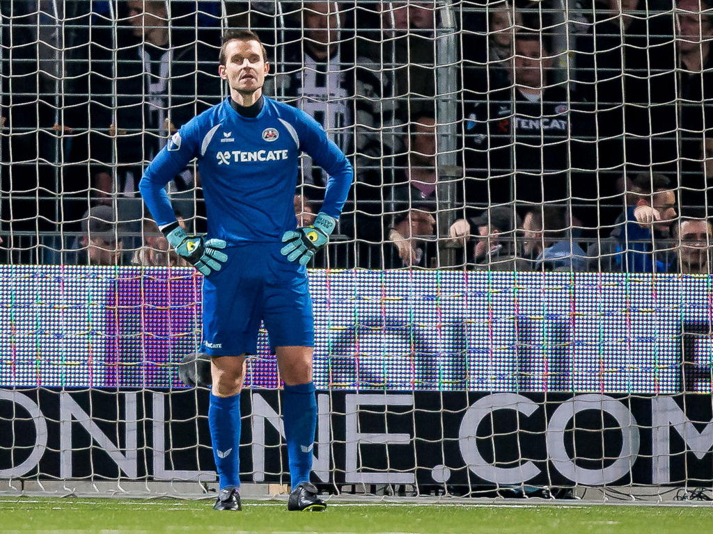 Bram Castro staat er beduusd bij als Heracles Almelo binnen vijf minuten een 0-1 voorsprong weggeeft tegen FC Dordrecht. Everon Pisas en Joris van Overeem scoren, waardoor het opeens 2-1 staat. (04-04-2015) Bram Castro staat er beduusd bij als Heracles Almelo binnen vijf minuten een 0-1 voorsprong weggeeft tegen FC Dordrecht. Everon Pisas en Joris van Overeem scoren, waardoor het opeens 2-1 staat. (04-04-2015)