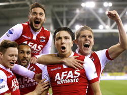 De spelers van AZ vieren het doelpunt van Steven Berghuis, die zojuist zijn ploeg op een 1-1 zette tegen Vitesse. (13-03-2015)