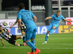 Podolski (dcha.) marcó ante el Udinese su primer gol con la camiseta del Inter. (Foto: Getty)