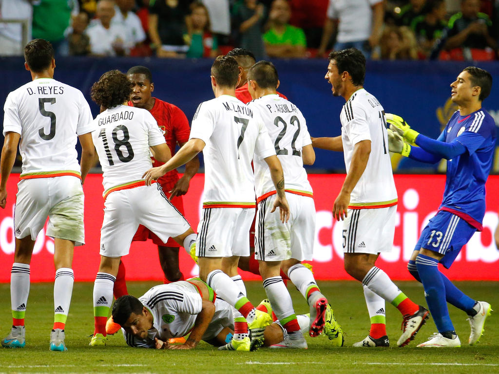 Luis Tejada vio la roja tras una entrada fea a un jugador mexicano. (Foto: Getty)
