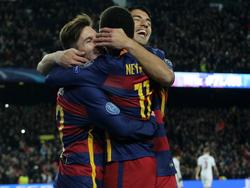 Lionel Messi (l.), Neymar (m.) en Luis Suárez (r.) zijn niet tegen te houden tegen AS Roma. De drie aanvallers vieren de goal van Messi, die de 5-0 op het scorebord zet. (24-11-2015)