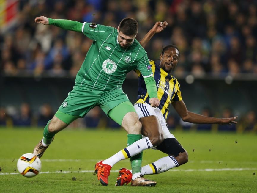 Nadir Çiftçi vecht namens Celtic een duel uit met Abdoulaye Ba van Fenerbahçe. (10-12-2015)